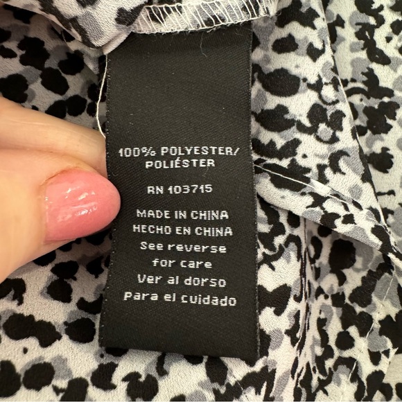 V-neck Flowy Blouse in Black Gray & White Pattern Button Detailing‎ Down Sleeves - Picture 7 of 7